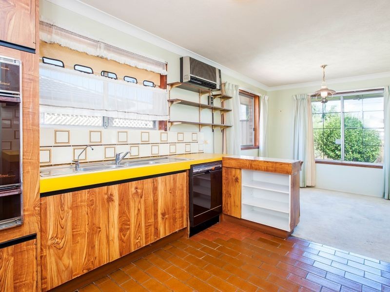 15 Robin Avenue, Paradise Point QLD 4216