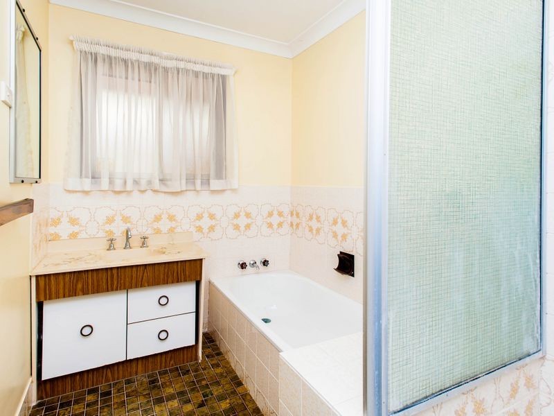 15 Robin Avenue, Paradise Point QLD 4216