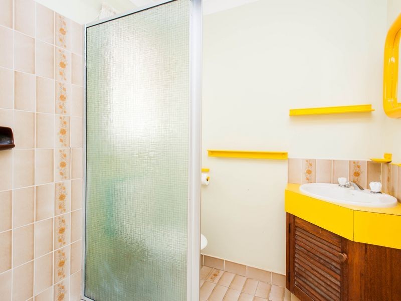 15 Robin Avenue, Paradise Point QLD 4216