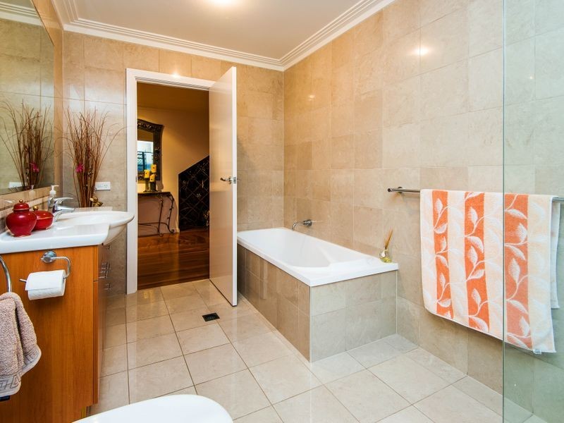 5 Wau Avenue, Runaway Bay QLD 4216