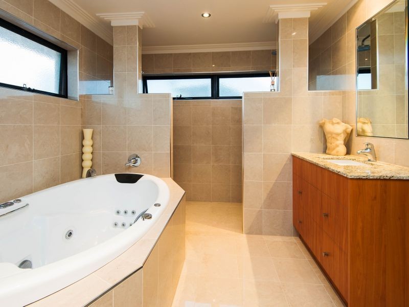 5 Wau Avenue, Runaway Bay QLD 4216