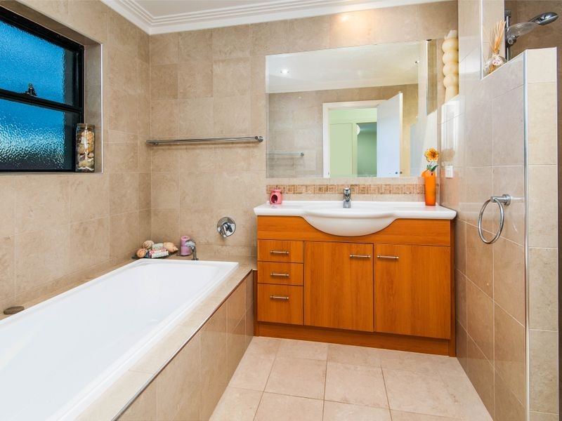 5 Wau Avenue, Runaway Bay QLD 4216