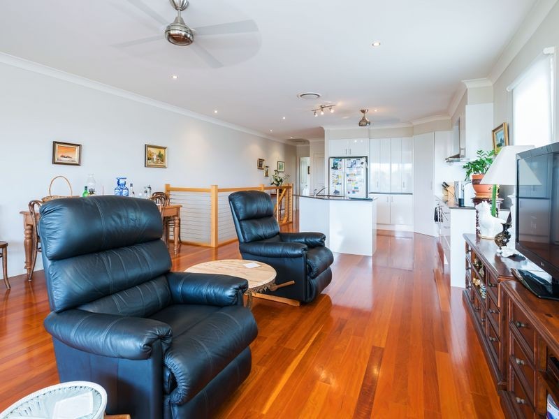 2/15 Errol Avenue, Paradise Point QLD 4216