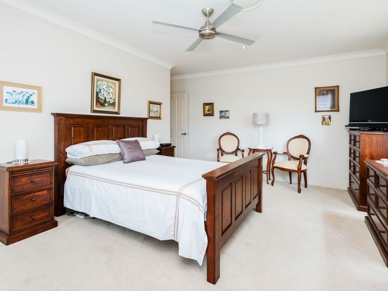 2/15 Errol Avenue, Paradise Point QLD 4216