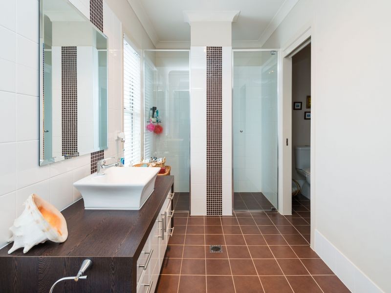 2/15 Errol Avenue, Paradise Point QLD 4216