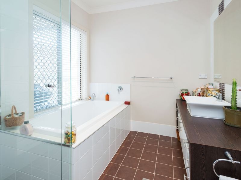 2/15 Errol Avenue, Paradise Point QLD 4216