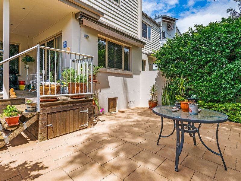 2/15 Errol Avenue, Paradise Point QLD 4216