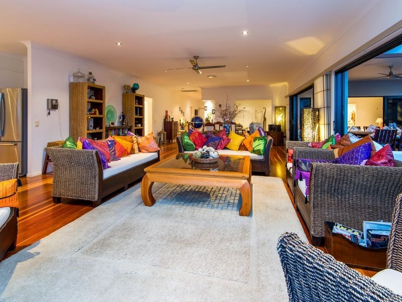 18 Wewak Avenue, Runaway Bay QLD 4216