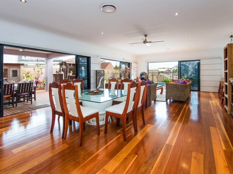 18 Wewak Avenue, Runaway Bay QLD 4216