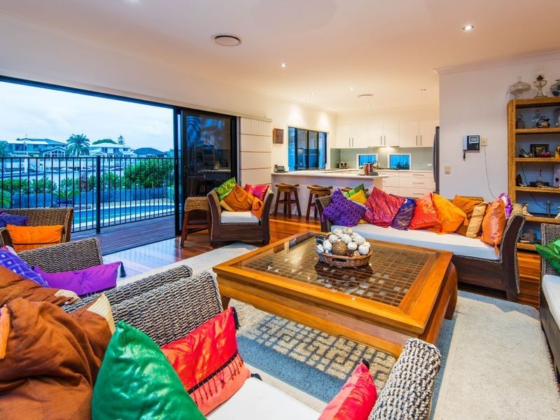 18 Wewak Avenue, Runaway Bay QLD 4216