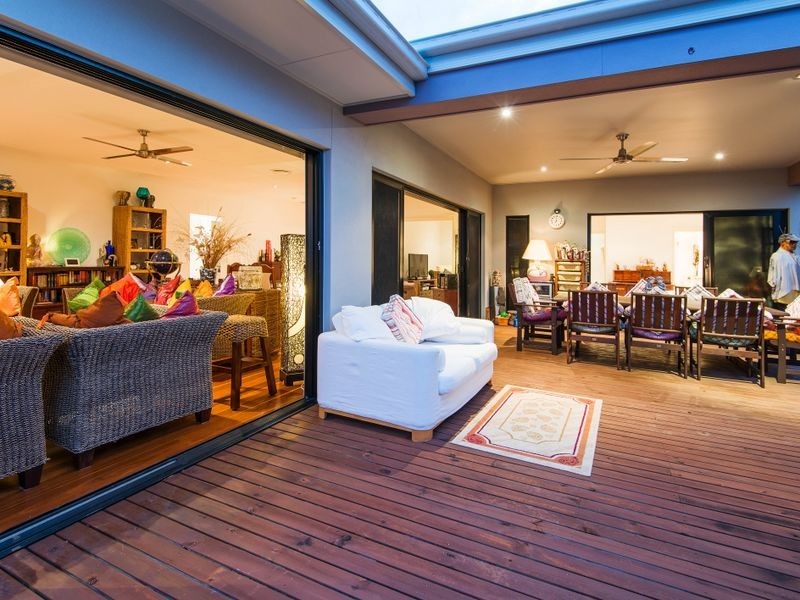 18 Wewak Avenue, Runaway Bay QLD 4216