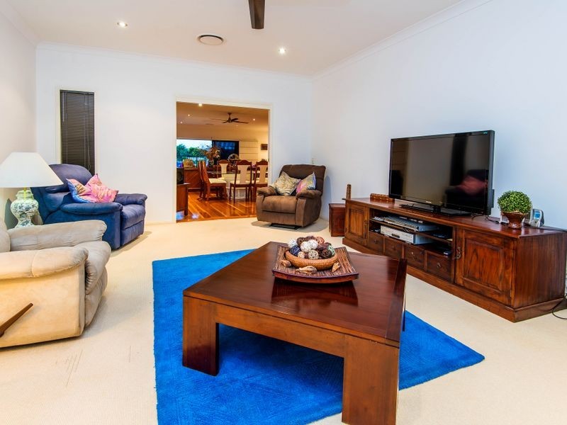 18 Wewak Avenue, Runaway Bay QLD 4216