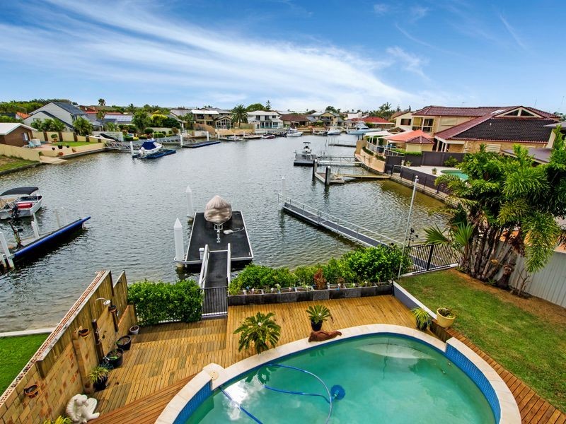 18 Wewak Avenue, Runaway Bay QLD 4216