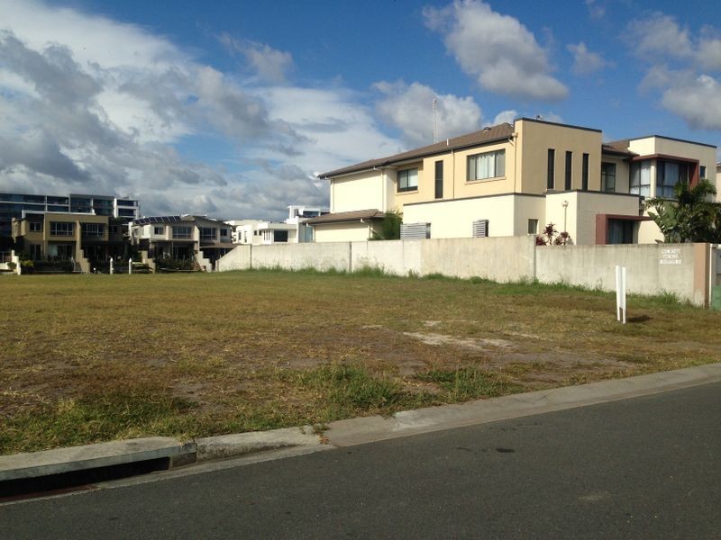 7 Middle Quay Drive, Biggera Waters QLD 4216