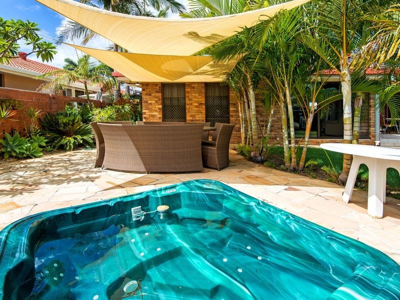 14 Wau Avenue, Runaway Bay QLD 4216