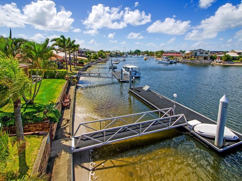 14 Wau Avenue, Runaway Bay QLD 4216