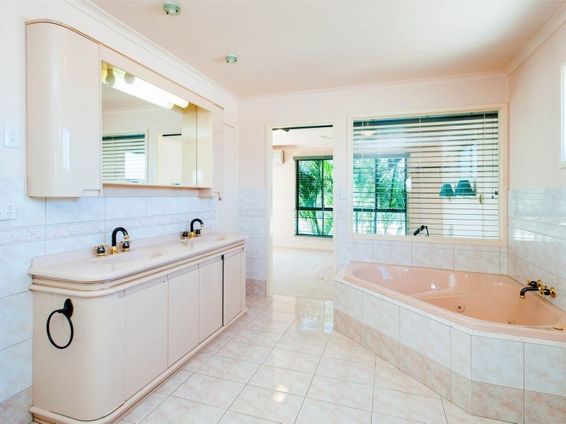 11 Drysdale Place, Paradise Point QLD 4216