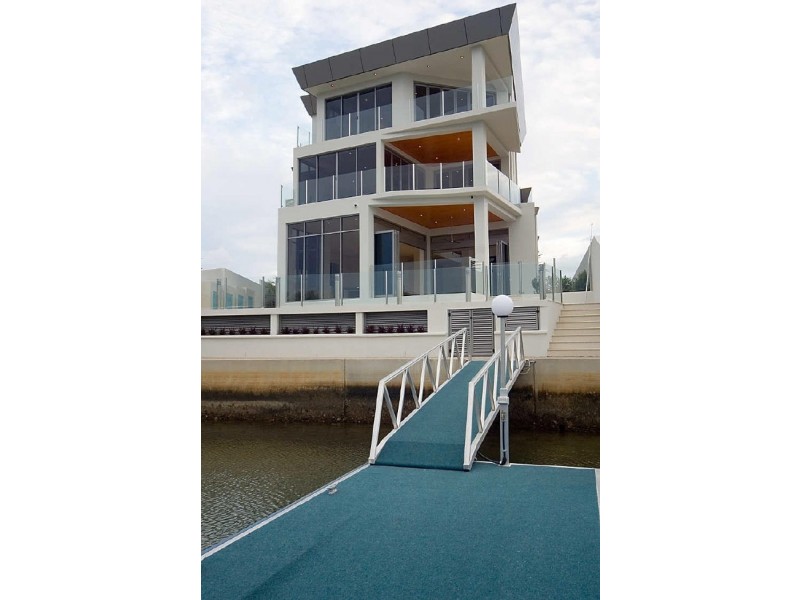 Sovereign Islands QLD 4216