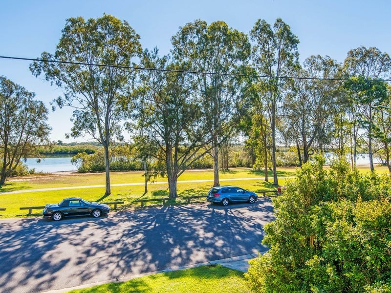 17 The Esplanade, Coombabah QLD 4216