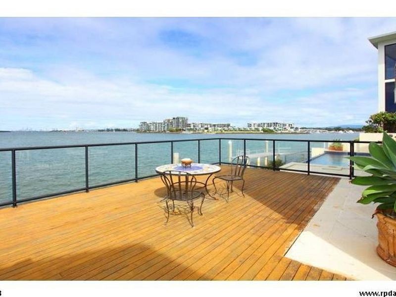 23 King Arthurs Court, Sovereign Islands QLD 4216