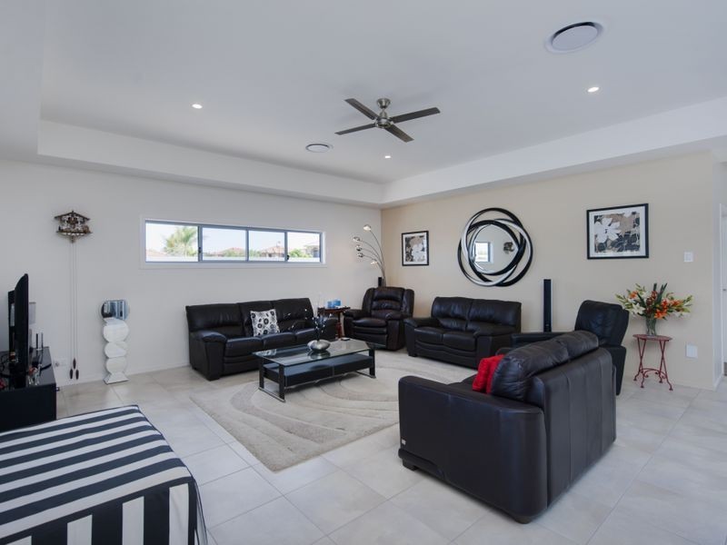 2 Pipers Point, Helensvale QLD 4212