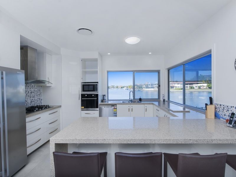 2 Pipers Point, Helensvale QLD 4212