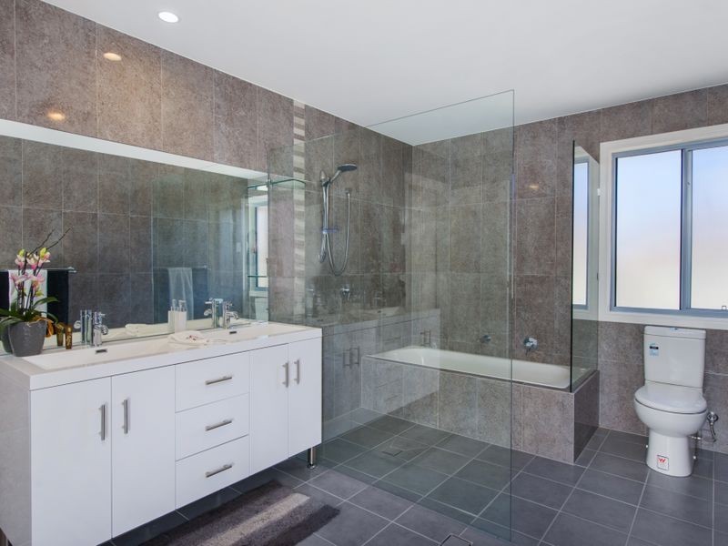 2 Pipers Point, Helensvale QLD 4212