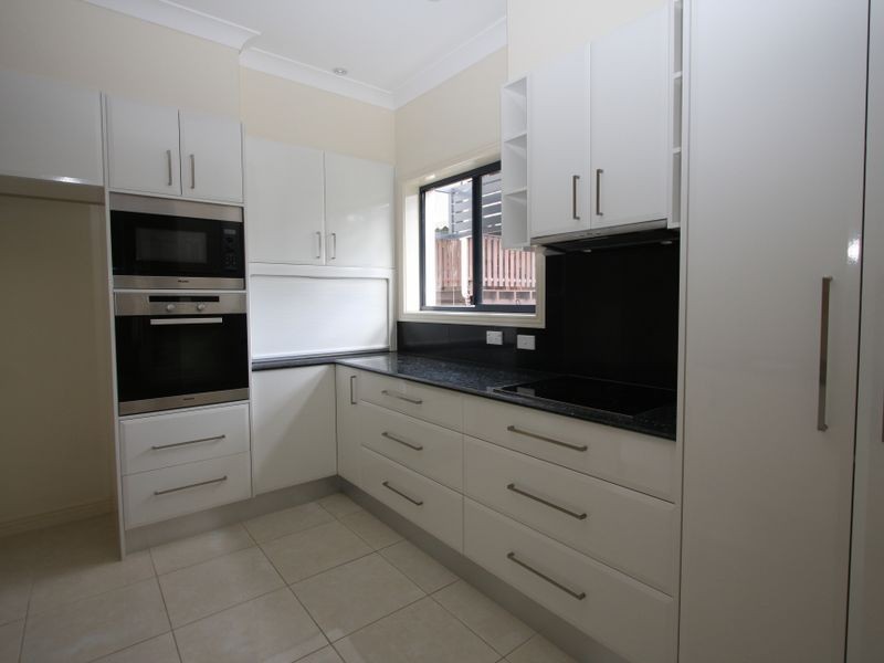 23A Eider Avenue, Paradise Point QLD 4216