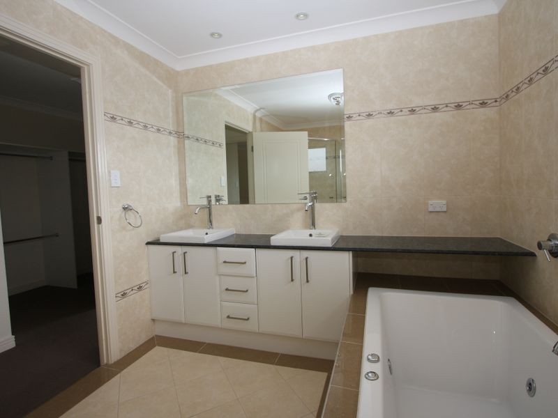 23A Eider Avenue, Paradise Point QLD 4216