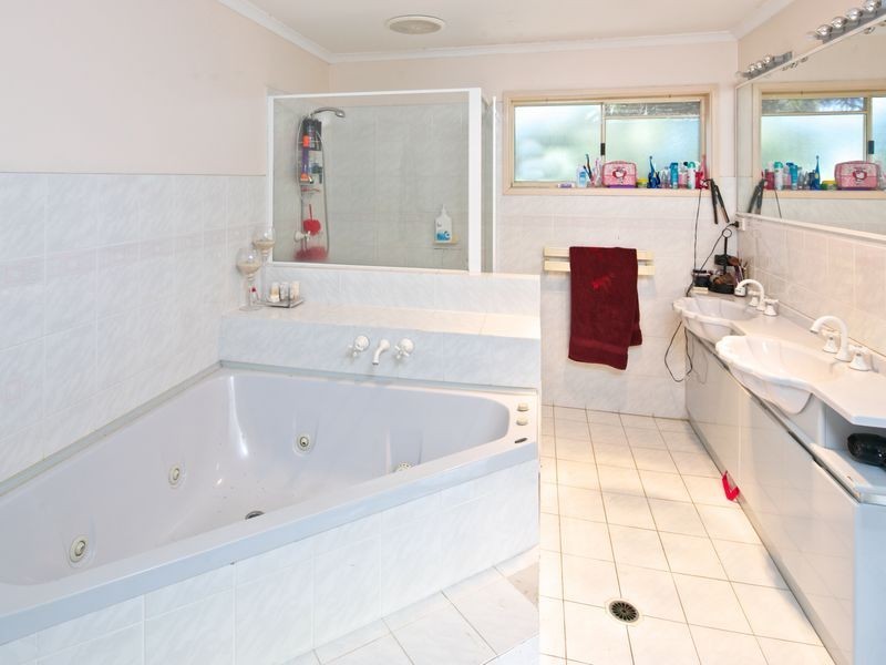 24 Bluegum Avenue, Hollywell QLD 4216