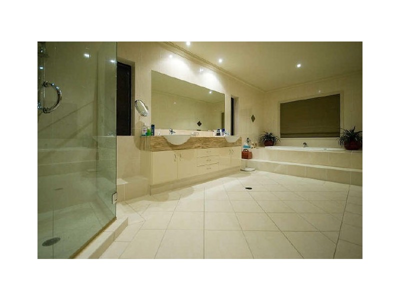 Sovereign Islands QLD 4216