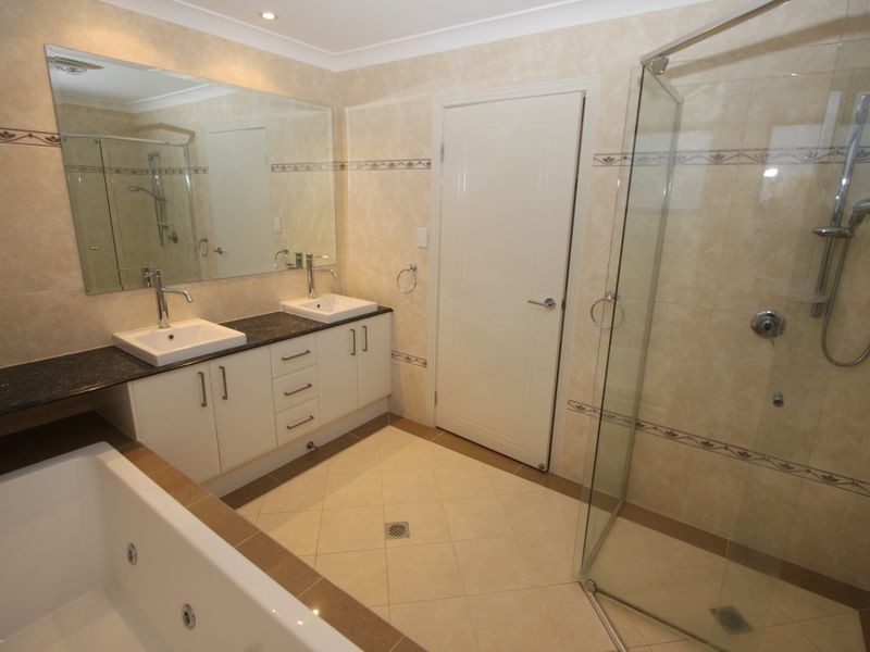 23B Eider Avenue, Paradise Point QLD 4216