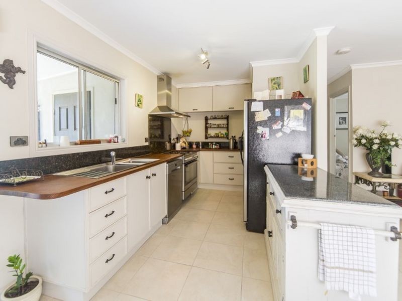 27 Jacaranda Avenue, Hollywell QLD 4216