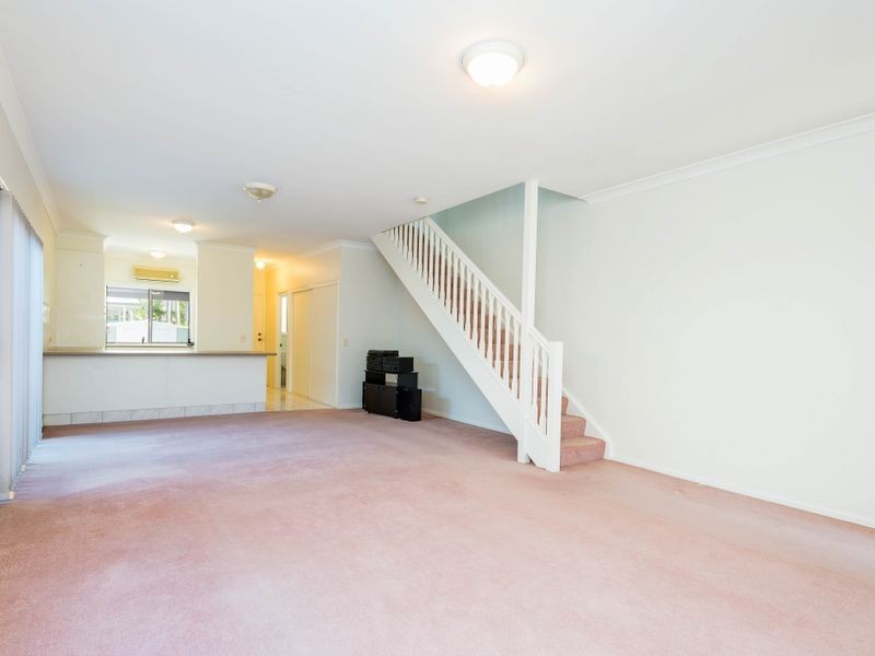 1/8 Rosalind Avenue, Paradise Point QLD 4216