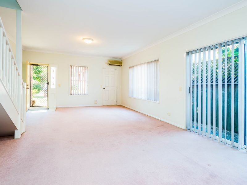 1/8 Rosalind Avenue, Paradise Point QLD 4216