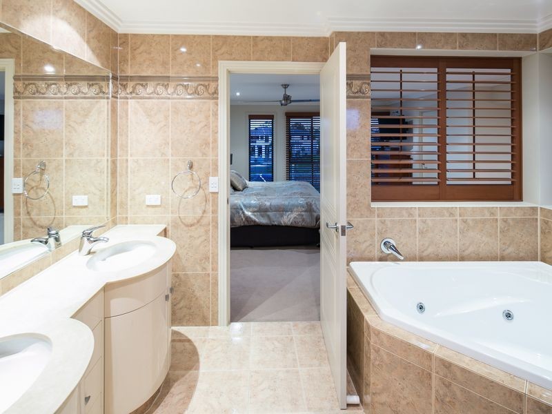 26 Ferrymans Court, Helensvale QLD 4212