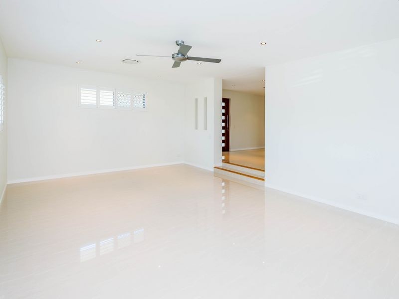 48 Matthew Flinders Drive, Paradise Point QLD 4216