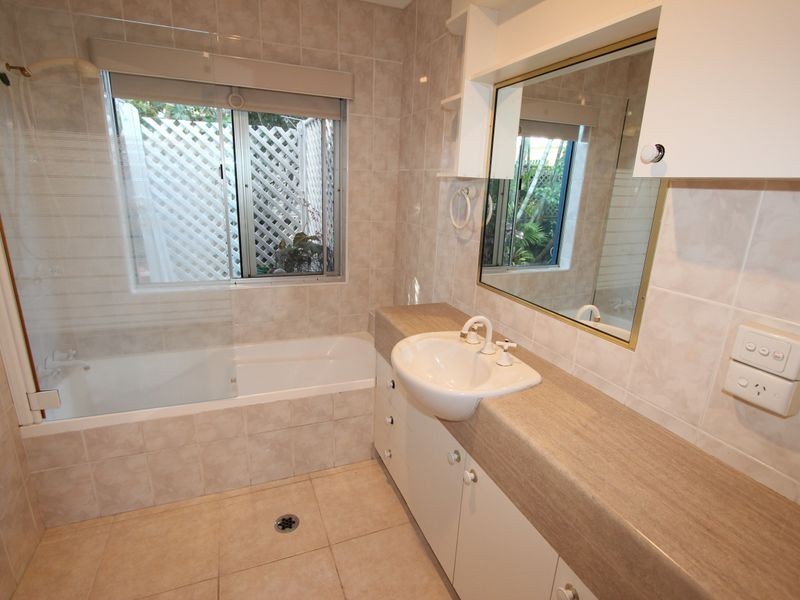 2 Bundarra Street, Coombabah QLD 4216