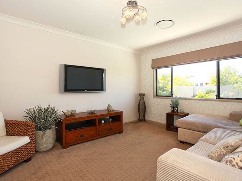 28 Iridium Drive, Hope Island QLD 4212