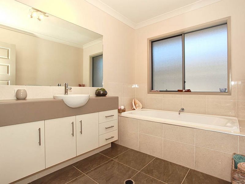 28 Iridium Drive, Hope Island QLD 4212