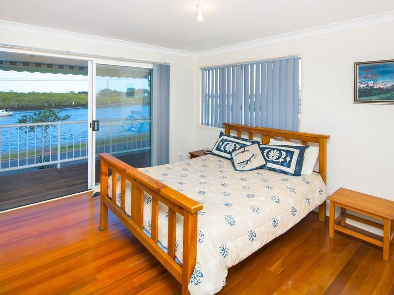 36 Boykambil Esplanade South, Hope Island QLD 4212