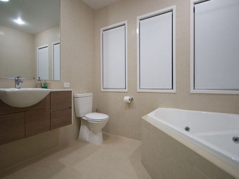 West 1/22 Eider Avenue, Paradise Point QLD 4216