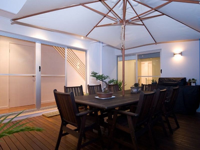 West 1/22 Eider Avenue, Paradise Point QLD 4216