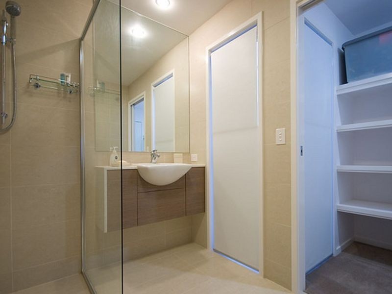 West 1/22 Eider Avenue, Paradise Point QLD 4216