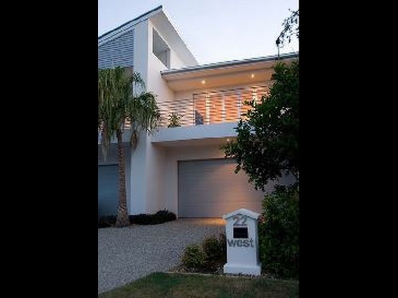 West 1/22 Eider Avenue, Paradise Point QLD 4216