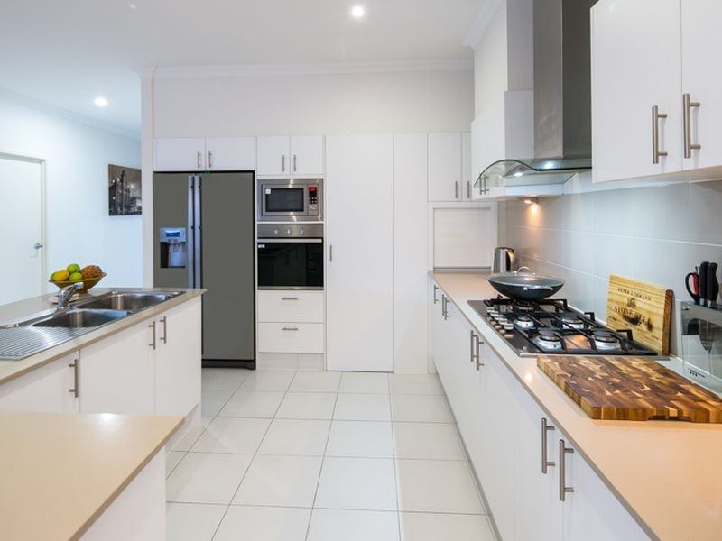 16 Iridium Drive, Hope Island QLD 4212