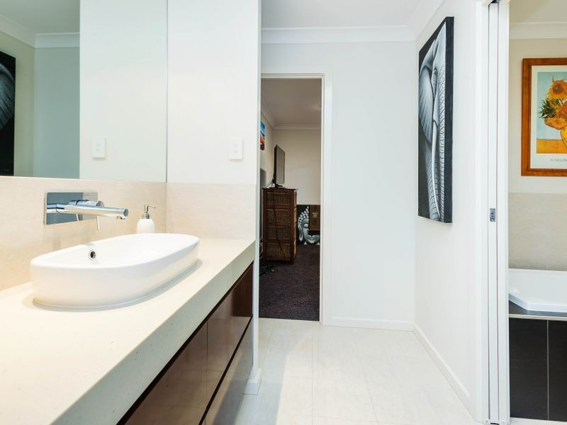 15 Mariner Avenue, Hope Island QLD 4212