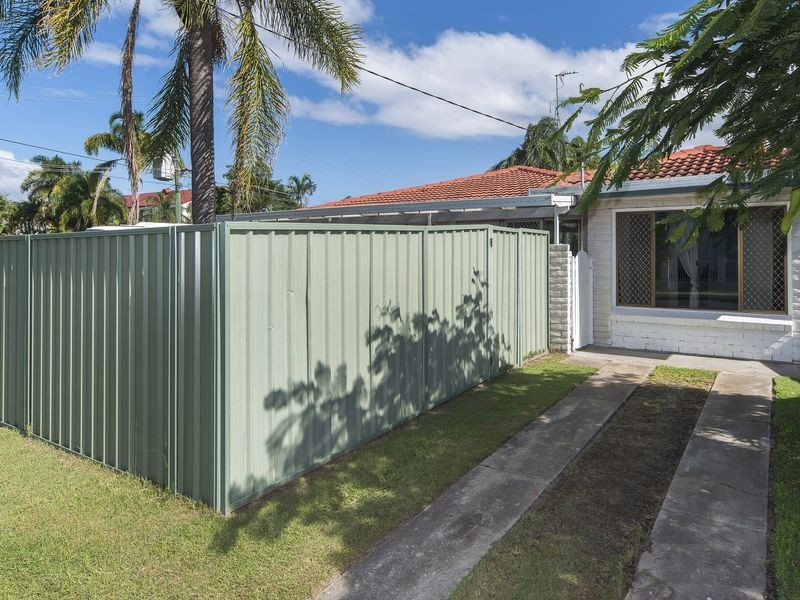 2 Rathbone Place, Labrador QLD 4215