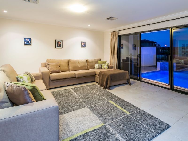 9 Dobell Avenue, Paradise Point QLD 4216