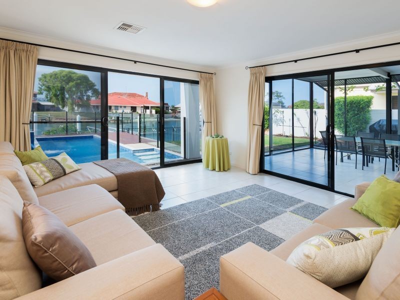 9 Dobell Avenue, Paradise Point QLD 4216